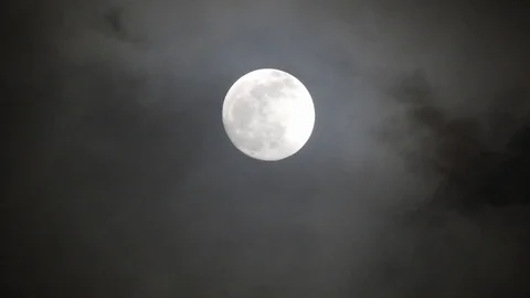 Full moon on dark cloudy night. Clouds passing by the moon, real time shot. 스톡 동영상 122694258