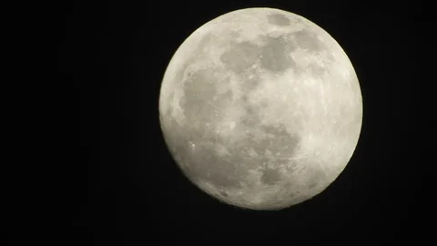 Full moon on dark cloudy night. Clouds passing by the moon, real time shot. Video stock 122694266