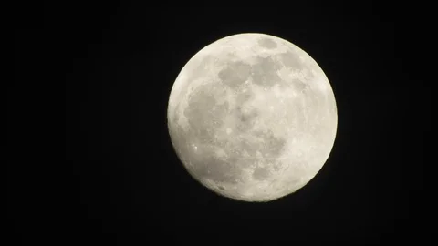Full moon on dark cloudy night. Clouds passing by the moon, real time shot. Stock Footage 122694312