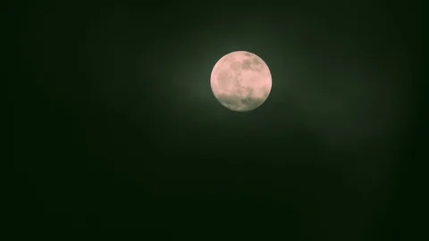 Full moon on dark cloudy night. Clouds passing by the moon, real time shot. Video stock 122694366