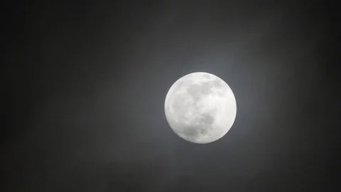 Full moon on dark cloudy night. Clouds passing by the moon, real time shot. 스톡 동영상 122694393