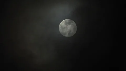 Full moon on dark cloudy night. Clouds passing by the moon, real time shot. 스톡 동영상 122694402