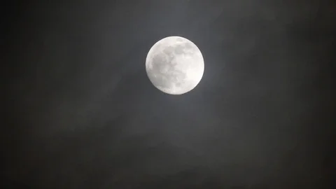 Full moon on dark cloudy night. Clouds passing by the moon, real time shot. Stock Footage 122694435