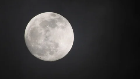 Full moon on dark cloudy night. Clouds passing by the moon, real time shot. Video stock 122694453