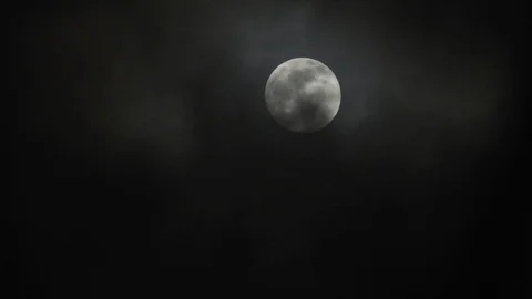 Full moon on dark cloudy night. Clouds passing by the moon, real time shot. 스톡 동영상 122694481