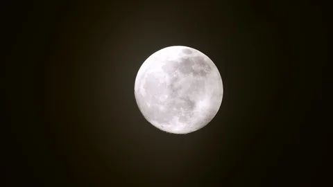 Full moon on dark cloudy night. Clouds passing by the moon, real time shot. Stock Footage 122694532