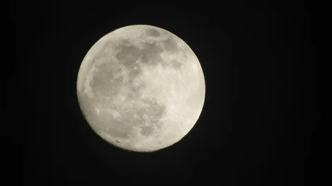 Full moon on dark cloudy night. Clouds passing by the moon, real time shot. Stock Footage 122694543
