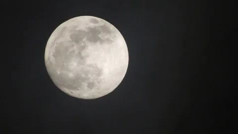 Full moon on dark cloudy night. Clouds passing by the moon, real time shot. Stock Footage 122694544