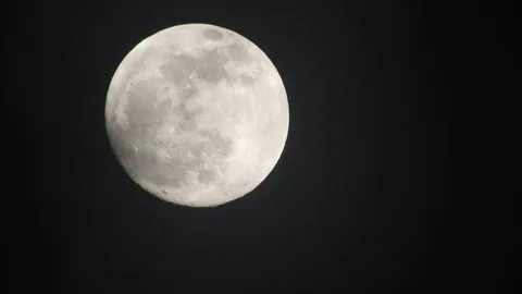Full moon on dark cloudy night. Clouds passing by the moon, real time shot. Stock Footage 122694600