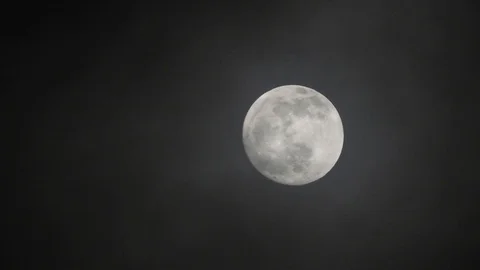 Full moon on dark cloudy night. Clouds passing by the moon, real time shot. Video stock 122694620
