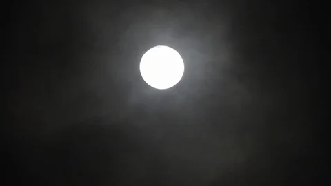 Full moon on dark cloudy night. Clouds passing by the moon, real time shot. 스톡 동영상 122694626