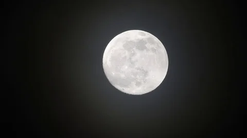 Full moon on dark cloudy night. Clouds passing by the moon, real time shot. Video stock 122694630