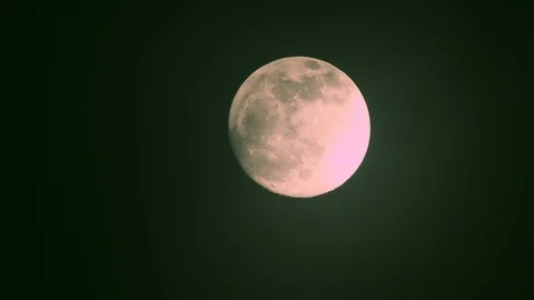 Full moon on dark cloudy night. Clouds passing by the moon, real time shot. Video stock 122694692