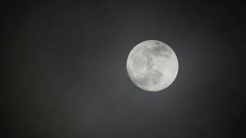 Full moon on dark cloudy night. Clouds passing by the moon, real time shot. Stock Footage 122694708