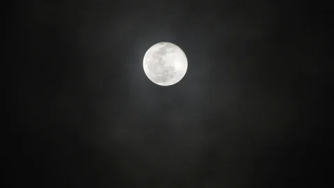 Full moon on dark cloudy night. Clouds passing by the moon, real time shot. 스톡 동영상 122694718