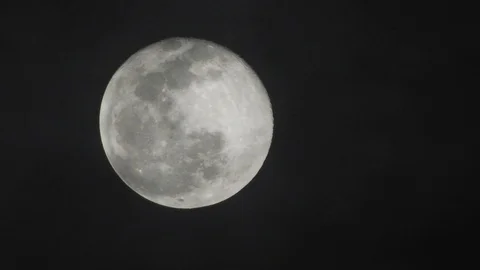 Full moon on dark cloudy night. Clouds passing by the moon, real time shot. Video stock 122694720