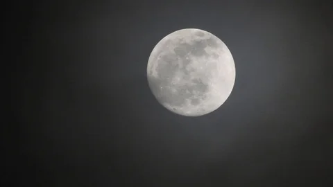 Full moon on dark cloudy night. Clouds passing by the moon, real time shot. Stock Footage 122694760