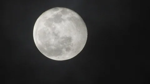 Full moon on dark cloudy night. Clouds passing by the moon, real time shot. Video stock 122694766