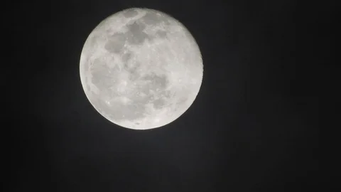 Full moon on dark cloudy night. Clouds passing by the moon, real time shot. Video stock 122694791