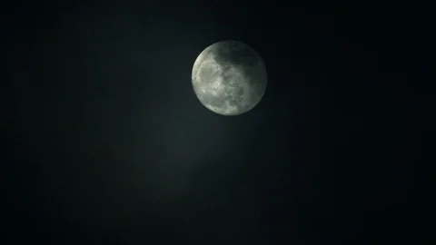 Full moon on dark cloudy night. Clouds passing by the moon, real time shot. Video stock 122694793