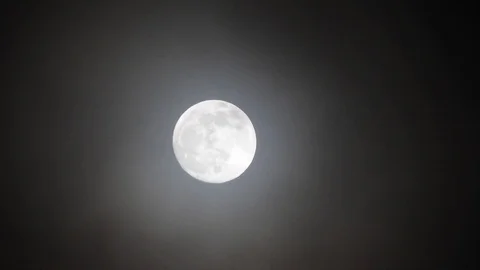 Full moon on dark cloudy night. Clouds passing by the moon, real time shot. Video stock 122694821