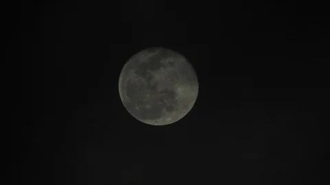 Full moon on dark cloudy night. Clouds passing by the moon, real time shot. 스톡 동영상 122694843