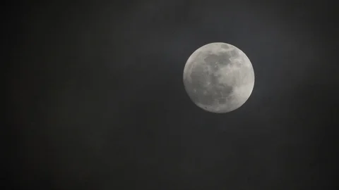 Full moon on dark cloudy night. Clouds passing by the moon, real time shot. Stock Footage 122694848