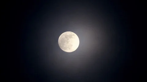 Full moon on dark cloudy night. Clouds passing by the moon, real time shot. Stock Footage 122694863