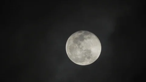 Full moon on dark cloudy night. Clouds passing by the moon, real time shot. 스톡 동영상 122694895