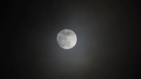 Full moon on dark cloudy night. Clouds passing by the moon, real time shot. Video stock 122694906
