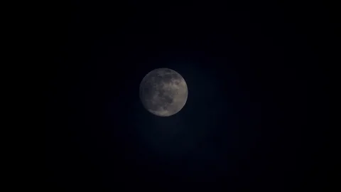 Full moon on dark cloudy night. Clouds passing by the moon, real time shot. Stock Footage 122694915