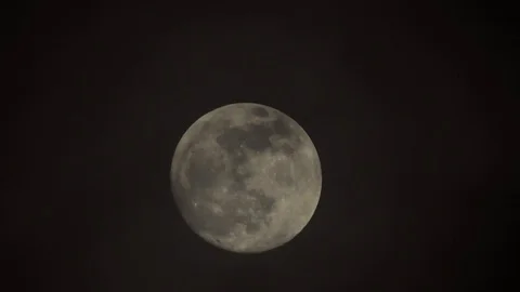 Full moon on dark cloudy night. Clouds passing by the moon, real time shot. Video stock 122694929