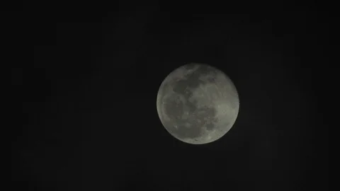 Full moon on dark cloudy night. Clouds passing by the moon, real time shot. 스톡 동영상 122694937