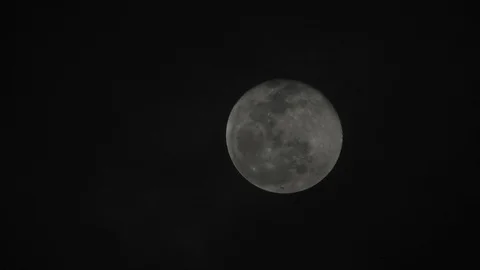 Full moon on dark cloudy night. Clouds passing by the moon, real time shot. Stock Footage 122694963