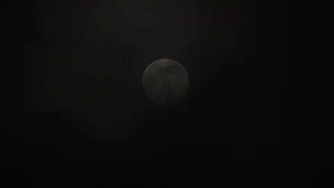Full moon on dark cloudy night. Clouds passing by the moon, real time shot. Stock Footage 122694975