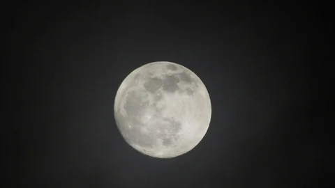 Full moon on dark cloudy night. Clouds passing by the moon, real time shot. Video stock 122694989