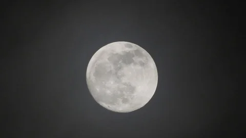 Full moon on dark cloudy night. Clouds passing by the moon, real time shot. Stock Footage 122694994