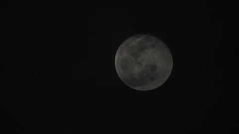 Full moon on dark cloudy night. Clouds passing by the moon, real time shot. 스톡 동영상 122694995