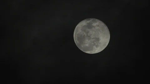 Full moon on dark cloudy night. Clouds passing by the moon, real time shot. 스톡 동영상 122695038