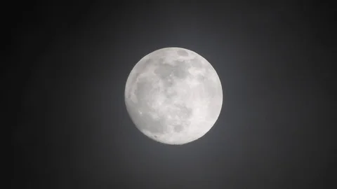 Full moon on dark cloudy night. Clouds passing by the moon, real time shot. 스톡 동영상 122695049