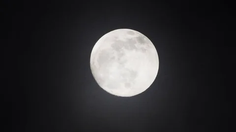 Full moon on dark cloudy night. Clouds passing by the moon, real time shot. Video stock 122695072