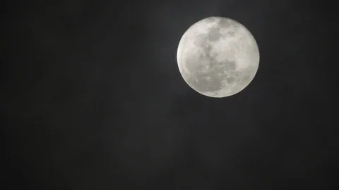Full moon on dark cloudy night. Clouds passing by the moon, real time shot. 스톡 동영상 122695085