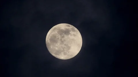 Full moon on dark cloudy night. Clouds passing by the moon, real time shot. Stock-Footage 122695088