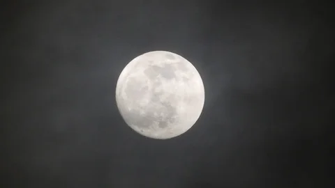 Full moon on dark cloudy night. Clouds passing by the moon, real time shot. 스톡 동영상 122695102