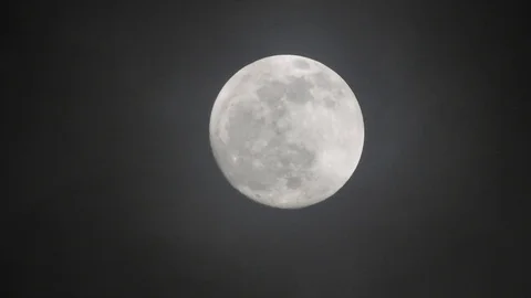 Full moon on dark cloudy night. Clouds passing by the moon, real time shot. Video stock 122695107