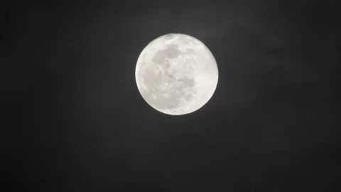 Full moon on dark cloudy night. Clouds passing by the moon, real time shot. 스톡 동영상 122695142