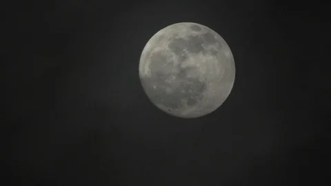 Full moon on dark cloudy night. Clouds passing by the moon, real time shot. Stock Footage 122695148