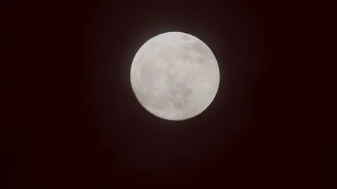 Full moon on dark cloudy night. Clouds passing by the moon, real time shot. Video stock 122695159
