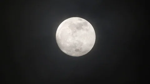 Full moon on dark cloudy night. Clouds passing by the moon, real time shot. Stock-Footage 122695164