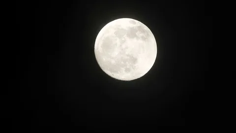 Full moon on dark cloudy night. Clouds passing by the moon, real time shot. Video stock 122695166
